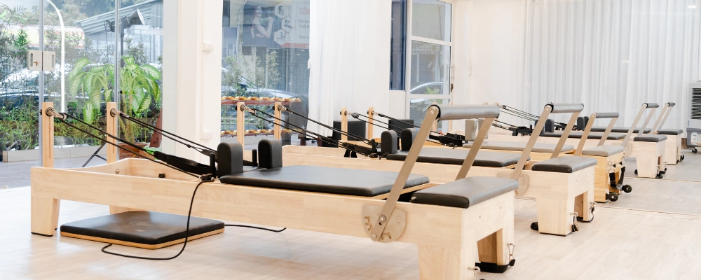 Pilates Solo ou com Aparelhos: Qual Escolher no Pós-Parto?